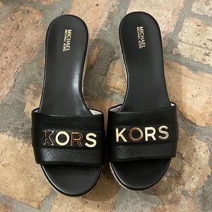 MICHAEL KORS BRADY SLIDES BLACK LEATHER GOLD TONE
LOGO 3" PLATFORM size 9.5